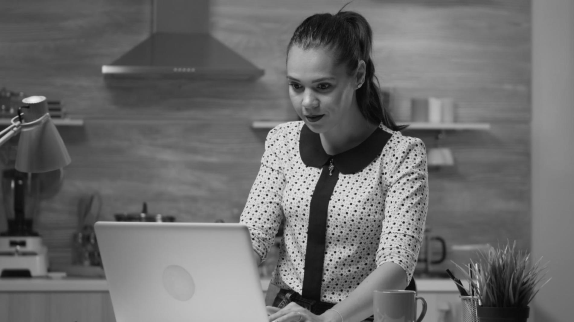 Análisis financiero profesional mostrando gráficos y datos empresariales